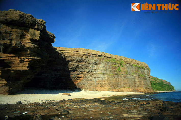 3. Được mệnh danh là "thiên đường biển đảo", đảo Lý Sơn là địa danh du lịch hút khách bậc nhất của tỉnh Quảng Ngãi. Sự hấp dẫn của hòn đảo này đến từ khung cảnh thiên nhiên tuyệt vời của những ngọn núi lửa kỳ vĩ, hang động nguyên sơ hay những bãi đá hình thù độc đáo..