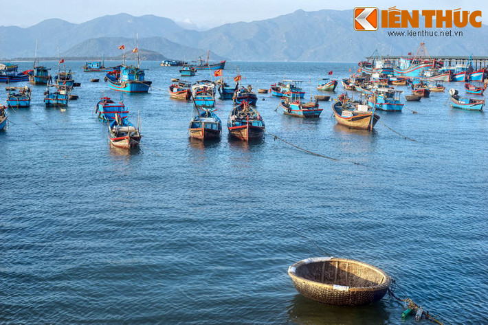 Không chỉ nổi tiếng nhờ khung cảnh đẹp, vịnh Nha Phu từ bao đời đã nổi danh là vùng cá tôm trù phú. Với vị trí đắc địa bên thành phố biển Nha Trang, trong những năm gần đây vịnh Nha Phu đã được đầu tư du lịch khá mạnh mẽ.