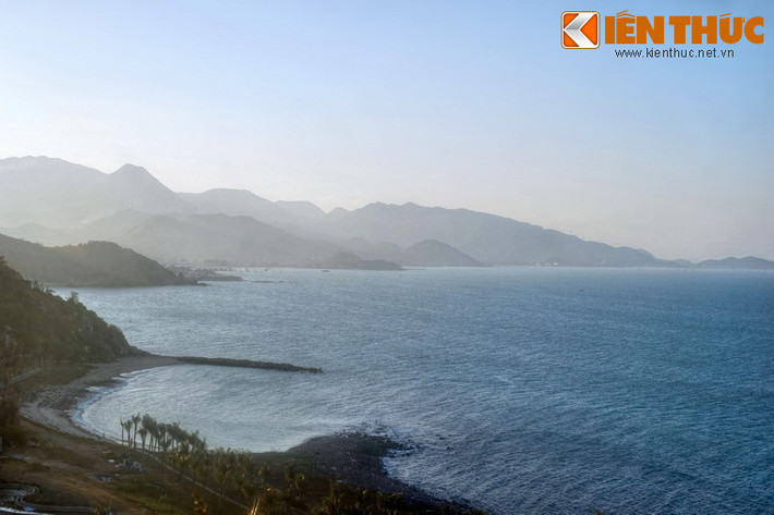 Vẻ hoang sơ với những bãi cát trải dài và đồi núi trập trùng khiến không gian nơi đây tựa như chốn tiên cảnh trong ánh sáng huyền ảo của buổi bình minh hoặc chiều tà.