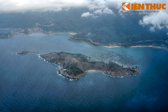 Bên cạnh vị trí chiến lược, vịnh Cam Ranh còn có tiềm năng rất lớn cho phát triển du lịch. Thiên nhiên ở vịnh vẫn còn nguyên sơ với nhiều đồi núi, rừng rậm, ghềnh đá và những bãi cát mịn. Ngoài cửa vịnh có cụm đảo "Tứ Bình" được ví như "Maldives thu nhỏ" của Việt Nam.