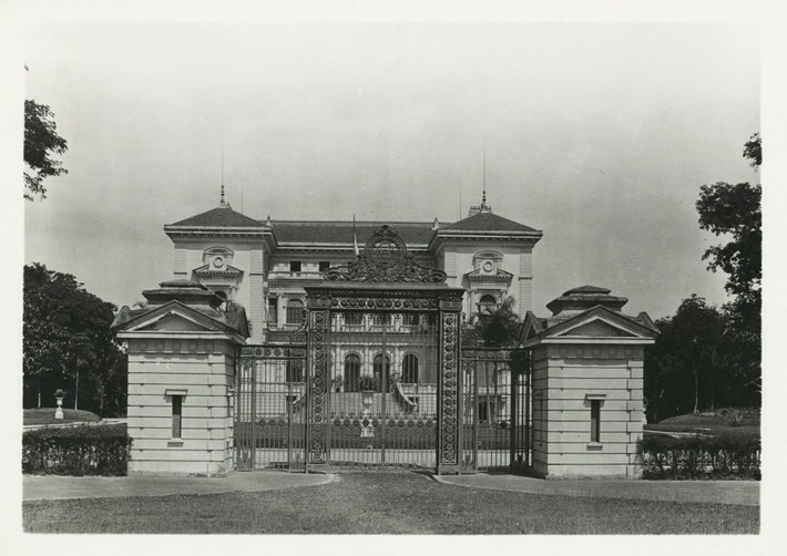 Nằm cạnh cổng Vườn Bách thảo, Phủ Toàn quyền được khởi công xây dựng vào năm 1901, là dinh thự bề thế bậc nhất của toàn miền Bắc thời thuộc địa. Công trình này ngày nay là Phủ Chủ tịch.