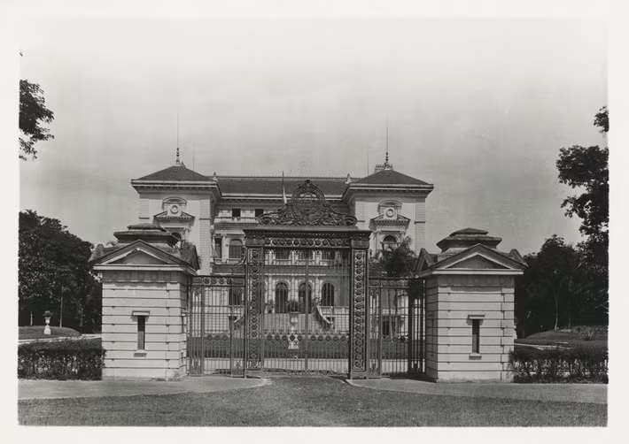 Nằm cạnh cổng Vườn Bách thảo, Phủ Toàn quyền được khởi công xây dựng vào năm 1901, là dinh thự bề thế bậc nhất của toàn miền Bắc thời thuộc địa. Công trình này ngày nay là Phủ Chủ tịch.