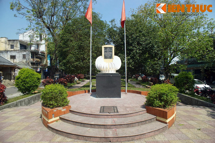 Theo dòng lịch sử, trường Tiểu học Pháp - Việt Đông Ba được thành lập năm 1905, trên nền đình chợ Đông Ba cũ (vị trí công viên hiện tại). Năm 1923, trường được di chuyển đến địa điểm trường THPT Gia Hội ngày nay. Nguyễn Tất Thành đã theo học ở trường Tiểu học Pháp - Việt Đông Ba niên khoá 1906 - 1907 (lớp nhì) và 1907 - 1908 (lớp nhất).