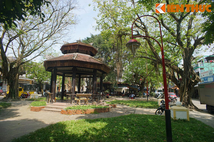 Là một học trò ham học, thông minh, trong kỳ thi Primaire (tốt nghiệp) năm 1908, Nguyễn Tất Thành là một trong 10 học trò giỏi nhất của trường, được thi vượt cấp vào lớp đệ nhị, niên học 1908 - 1909, ban Trung học hệ Thành chung, trường Quốc Học Huế.