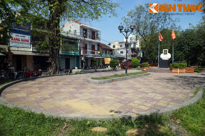 1. Phía cuối đường Phan Đăng Lưu, thuộc phường Phú Hoà, thành phố Huế có một công viên mang lịch sử rất đặc biệt. Hơn một thế kỷ trước, công viên này chính là nơi tọa lạc của trường Tiểu học Pháp - Việt Đông Ba, nơi Nguyễn Tất Thành - Bác Hồ thời trẻ - đã theo học những năm 1906 - 1908.