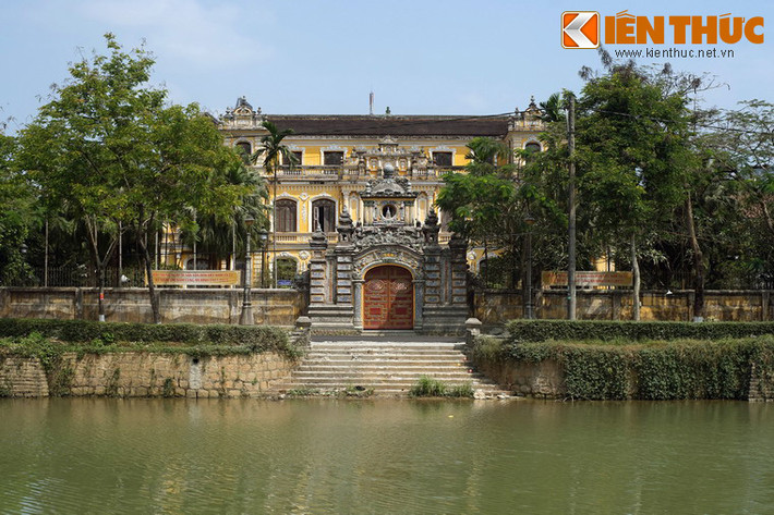 4. Tọa lạc bên bờ sông An Cựu, địa chỉ số 97 đường Phan Đình Phùng, TP Huế, cung An Định là cung điện điện riêng của vua Khải Định từ khi còn là thái tử đến khi làm vua. Từ ngày 28/2/1922, cung An Định trở thành tiềm để của Đông Cung Thái tử Vĩnh Thụy (vua Bảo Đại sau này).