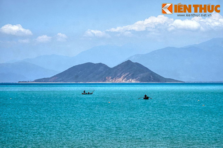 Vịnh có diện tích mặt nước khoảng 80.000ha, địa hình phong phú với rất nhiều đảo, bán đảo, cồn cát, dải bờ biển cùng các vũng biển sâu và kín gió. Hệ sinh thái trong vùng đa dạng với nhiều sinh cảnh khác nhau như rừng nhiệt đới, rừng ngập mặn, vùng biển nông ven bờ.