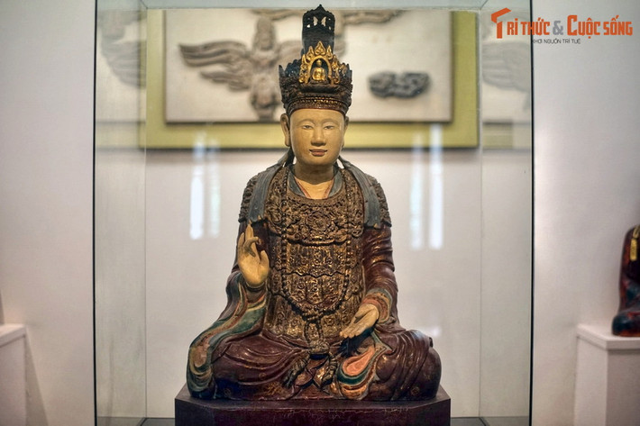 Tượng được tạc bằng gỗ nguyên khối, có chiều cao 111 cm, tạo hình Hoàng hậu họ Trịnh trong tư thế chân xếp bằng kiểu kiết già toàn phần - thế ngồi bắt chéo chân khi thiền định.