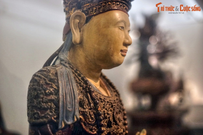 Trước cảnh quốc gia lâm nạn phân tranh giữa hai họ Trịnh Nguyễn (1558–1672) bà không khỏi đau xót. Song thân thì thường chiếu ý cho bà dành thời gian miệt mài bút nghiên, nên bà kết hôn hơi muộn so với phụ nữ đương thời.