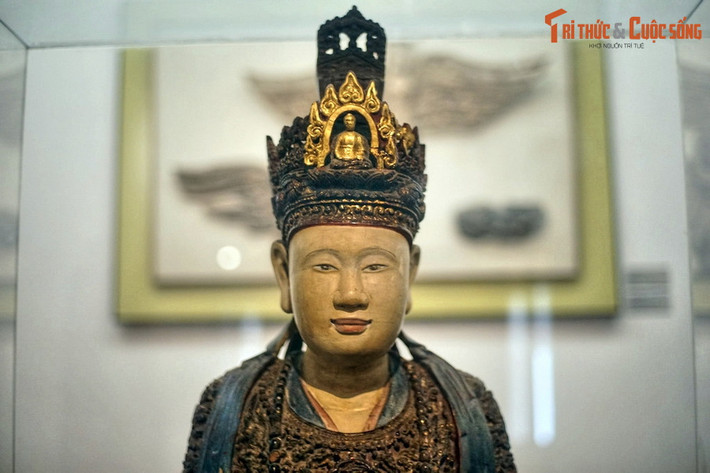 Chiếc vương miện của Hoàng hậu có tạc tượng A Di Đà ngồi tọa thiền ở phía trước. Đây là biểu tượng thường thấy trên các pho tượng Quan Âm, thể hiện sự kính ngưỡng của dân gian dành cho hoàng hậu Trịnh Thị Ngọc Trúc.