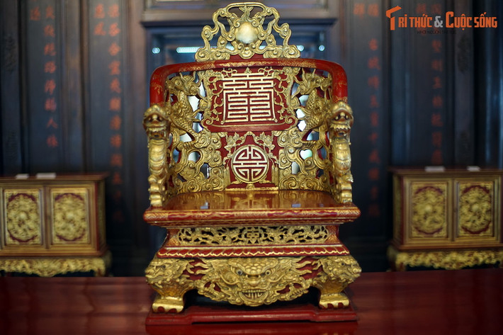 Ngai vàng nằm trong kho của bảo tàng được xác định là vật phẩm được đặc chế dùng trong lễ đăng quang của hoàng đế Duy Tân vào năm Đinh Mùi (1907) khi ông mới 7 tuổi, trong khi nguồn gốc của chiếc ngai đang được trưng bày vẫn là ẩn số.