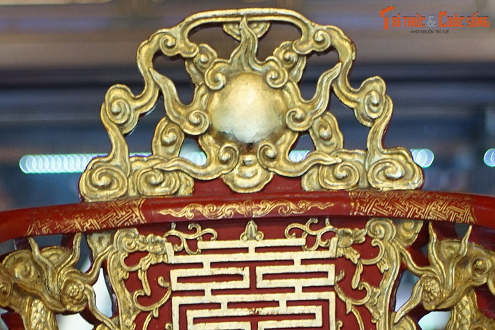 Cả hai chiếc ngai được tạo hình khá giống nhau, như trên lưng ngai là hình tượng mặt trời.