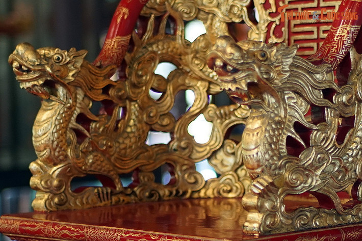 Hai bên thành là hai con rồng trong tư thế đạp mây.