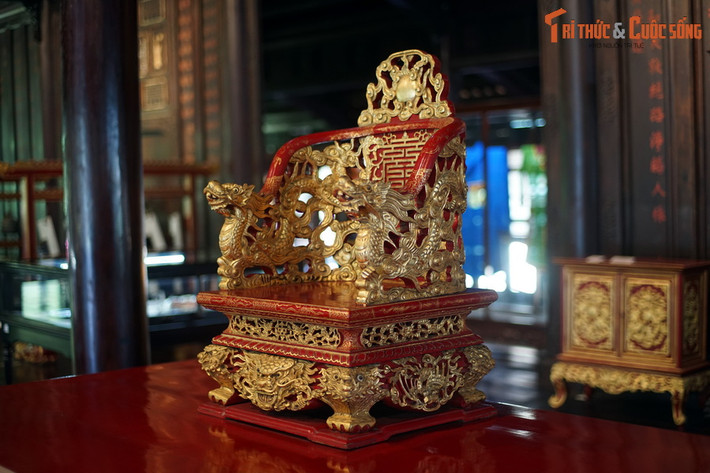 Trong ba ngai vàng đã đề cập, hai chiếc ở BT Cổ vật Cung đình Huế đều nhỏ hơn chiếc ở điện Thái Hòa, nhưng kỹ thuật sơn, thếp vẽ vàng, chạm nổi hay chạm lộng các hoa văn trang trí có phần tinh xảo hơn.