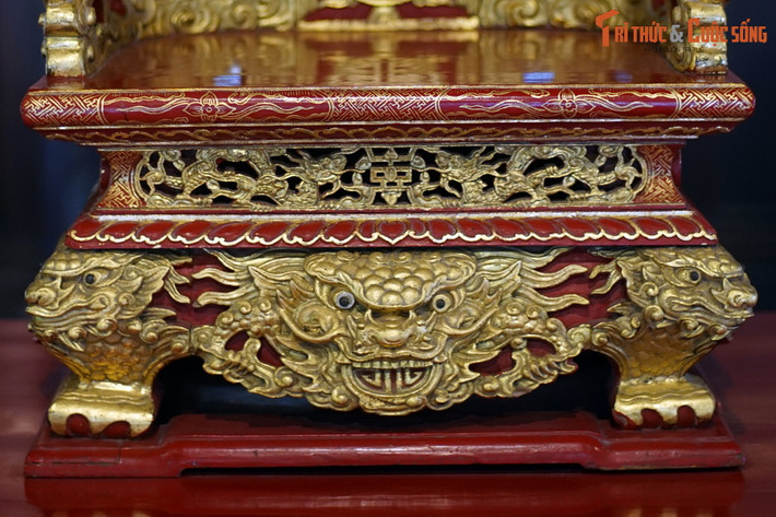 Từ việc hai chiếc ngai có kích thước và kiểu dáng giống nhau, giới nghiên cứu đặt ra câu hỏi, liệu chiếc ngai vàng thứ ba của Cố đô Huế có phải đã từng thuộc về một hoàng thái tử hay một hoàng đế trẻ tuổi của triều Nguyễn hay không?