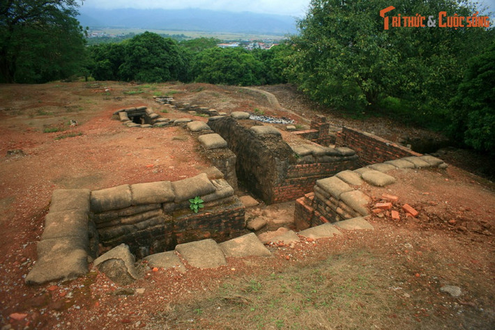  1. "Điện Biên Phủ là pháo đài bất khả xâm phạm". Tướng Navarre và Bộ chỉ huy Pháp tin rằng Điện Biên Phủ là "cái bẫy sắt", nơi Việt Minh sẽ bị tiêu diệt. Nhưng chính nơi đây lại trở thành mồ chôn của chủ nghĩa thực dân Pháp ở Đông Dương.