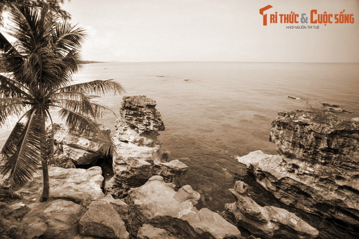  Tín ngưỡng thờ bà Chúa Ngọc và hai Cậu được cho là xuất phát từ những nhân vật có thật ở miền Trung. Do không còn dòng nào trong sử sách về những con người này được lưu lại nên những gì người đời biết về họ chỉ là những câu chuyện nửa thực nửa hư được lưu truyền trong dân gian.