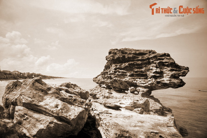 Ngoài các giai thoại kể trên, người dân Phú Quốc còn lưu truyền câu chuyện về một người đàn ông kỳ lạ xuất hiện tại Dinh Cậu đầu thế kỷ 20. Lúc đầu, ông tá túc tại đây, làm các việc quét dọn, nhang đèn. Ông không nói chuyện mà chỉ ra dấu nên không ai biết quê quán, gốc gác ở đâu.