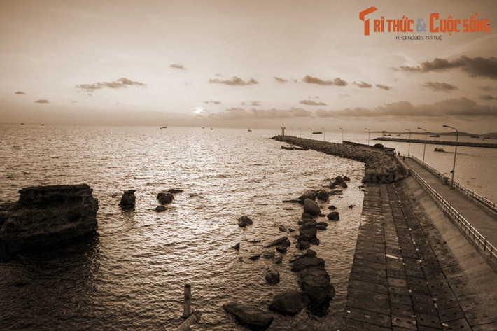 Từ ngày việc thờ cùng được tiến hành, những chuyến ra khơi đều gặp thuận lợi trong cảnh sóng êm biển lặng. Tin lành đồn xa, người dân tứ xứ dần dần đổ về đây thờ cúng và sinh sống, hình thành nên cộng đồng dân cư trù phú nhất của đảo Phú Quốc.