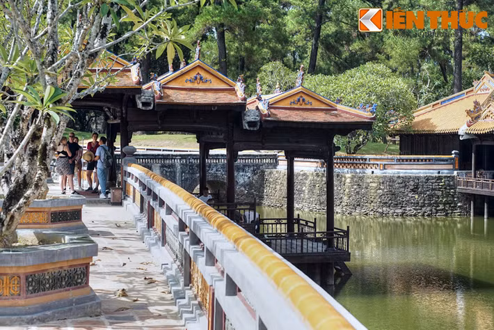 Công trình này được chế tác theo hệ khung gỗ truyền thống của Huế: cột – kèo – xuyên – trến, là một tổ hợp bao gồm ba gian nhà được ghép với nhau theo trục dọc của công trình, với ba cao độ chênh lệch nhau.