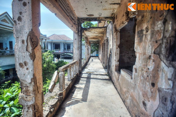 Theo ước tính, trong 81 ngày đêm tái chiếm Thành cổ Quảng Trị, số bom đạn mà quân đội Mỹ - Thiệu đã ném xuống tương đương với sức công phá của 7 quả bom nguyên tử ném xuống Hiroshima 1945. Dù bị tàn phá nặng nề, trường Bồ Đề là một trong số ít ỏi những kiến trúc đứng vững tại thị xã sau cuộc chiến.