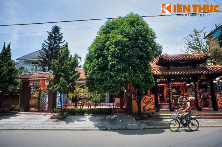 Ngoài các công trình thờ tự của người Hoa, đường Chi Lăng còn tập trung nhiều khu nhà từ đường được xây theo kiến trúc truyền thống của người Việt ở Cố đô Huế.