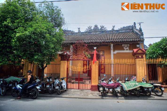 Chùa Quảng Đông do cộng đồng người Hoa của bang Quảng Đông xây dựng cuối thế kỷ 19, là nơi thờ Quan Công.