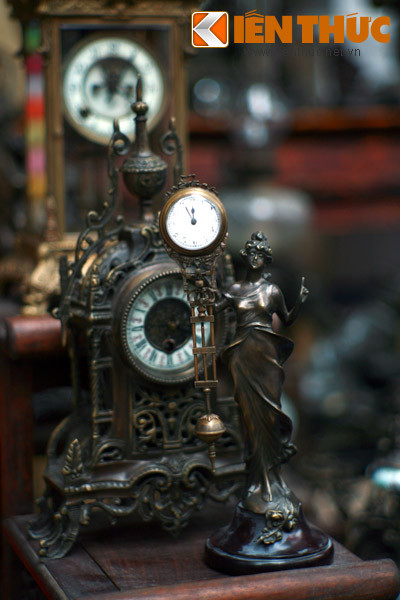 Tương tự, không phải ai cũng tậu nổi những chiếc đồng hồ Pháp đầy kiểu cách như thế này.