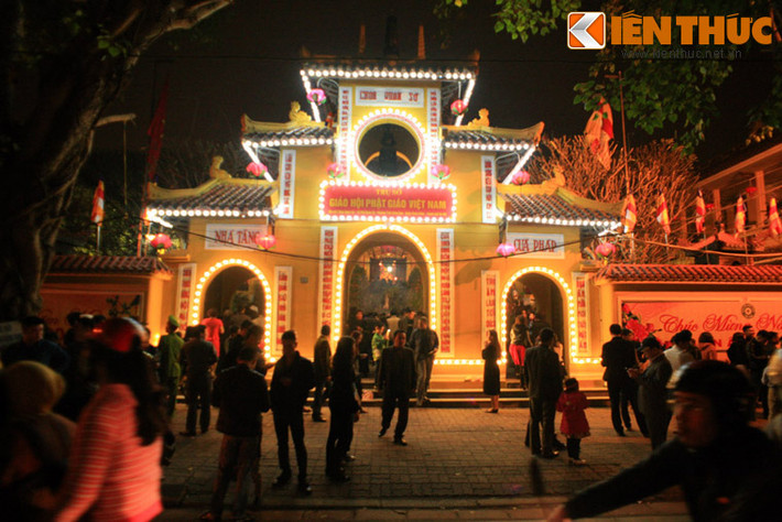 2. Chùa Quán Sứ nằm ở số 73 phố Quán Sứ, cách khách sạn Melia chưa đến 300 mét. Chùa được xây dựng vào thế kỷ 15, ngày nay là một trung tâm Phật giáo lớn của cả nước, đồng thời cũng là một điểm tham quan thu hút đông đảo du khách trong và ngoài nước ở Hà Nội.