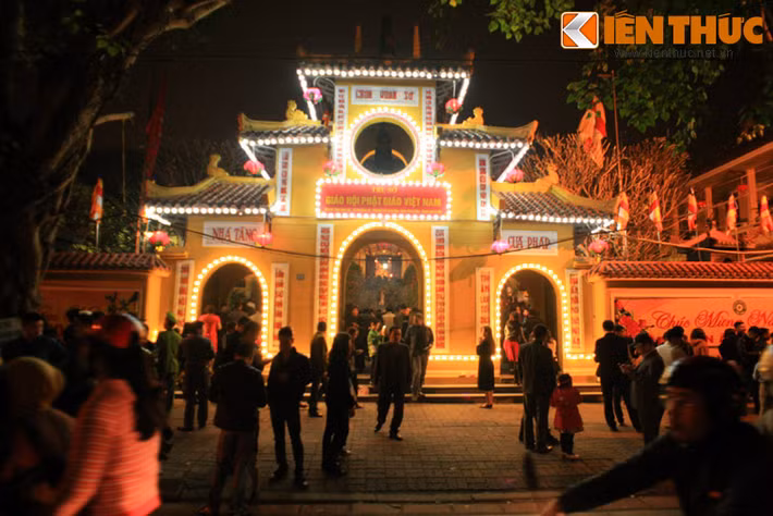 2. Chùa Quán Sứ nằm ở số 73 phố Quán Sứ, cách khách sạn Melia chưa đến 300 mét. Chùa được xây dựng vào thế kỷ 15, ngày nay là một trung tâm Phật giáo lớn của cả nước, đồng thời cũng là một điểm tham quan thu hút đông đảo du khách trong và ngoài nước ở Hà Nội.