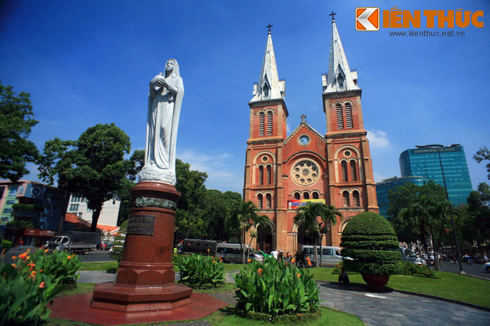  3. Miền Nam: Nhà thờ Đức Bà (TP HCM). Nhà thờ chính tòa Đức Bà Sài Gòn (tên chính thức: Vương cung thánh đường Chính tòa Đức Mẹ Vô nhiễm Nguyên tội) được xây dựng từ năm 1877-1880, là một trong những công trình kiến trúc cổ nổi tiếng nhất của Sài Gòn - TP HCM.