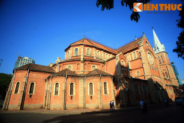 Nét đặc sắc làm nên sự khác biệt của nhà thờ Đức Bà với các nhà thờ khác là các bức tường được xây bằng gạch có xuất xứ từ Marseille (Pháp). Sau hơn một thế kỷ, lớp gạch để trần vẫn giữ nguyên màu sắc hồng tươi, gây ấn tượng mạnh về thị giác.