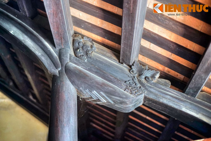 Cận cảnh một chi tiết bằng gỗ chạm khắc tinh tế của ngôi nhà.