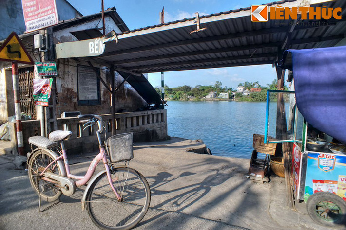 Bến đò ngang Bao Vinh là nơi đưa khách qua lại giữa Bao Vinh với các làng Tiên Nộn, làng Sình, làng Phú Mậu hay làng Thanh Tiên ở bên kia sông Hương. Đây là một nét xưa gắn với cuộc sống của người Bao Vinh bao thế hệ.