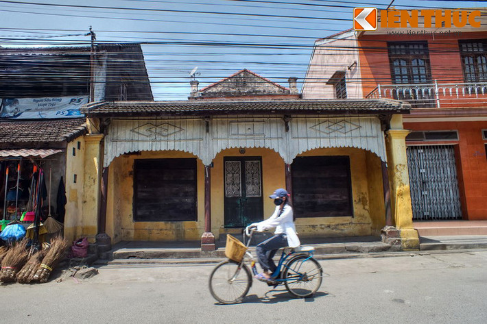 Một dạng nhà cổ khác là nhà tứ giác (còn gọi là nhà bánh ú) được xây bằng gạch từ thời Pháp thuộc.