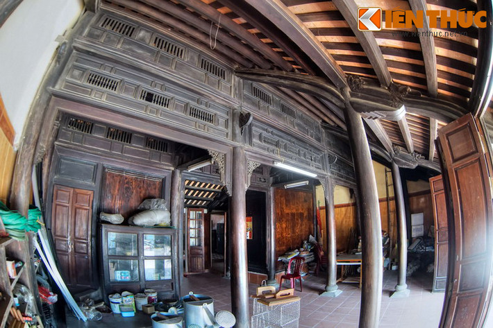 Bên trong nhà số 99 Bao Vinh, một ngôi nhà cổ với những kết cấu gỗ còn khá nguyên vẹn.