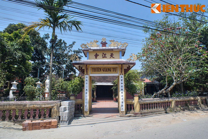 Đầu bên kia phố Bao Vinh có chùa Thiên Giang. Ngôi chùa cổ này còn lưu giữ chiếc chuông đồng có niên đại từ thời Gia Long 1803 và bức hoành phi có ghi lại dấu ấn vua Minh Mạng và vua Tự Đức khi hai vị vua này ghé thăm chùa.