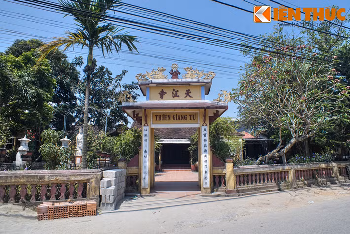 Đầu bên kia phố Bao Vinh có chùa Thiên Giang. Ngôi chùa cổ này còn lưu giữ chiếc chuông đồng có niên đại từ thời Gia Long 1803 và bức hoành phi có ghi lại dấu ấn vua Minh Mạng và vua Tự Đức khi hai vị vua này ghé thăm chùa.