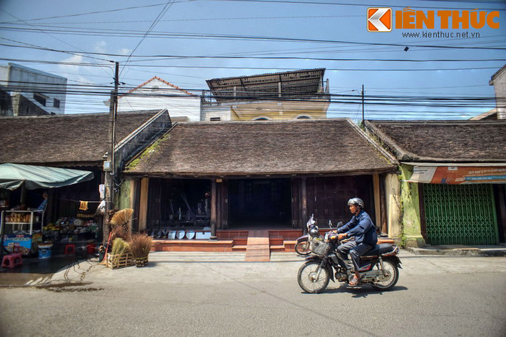 Dạng nhà cổ đặc trưng ở Bao Vinh là nhà thấp ba gian dựng bằng gỗ với mái ngói liệt âm dương theo lối truyền thống.