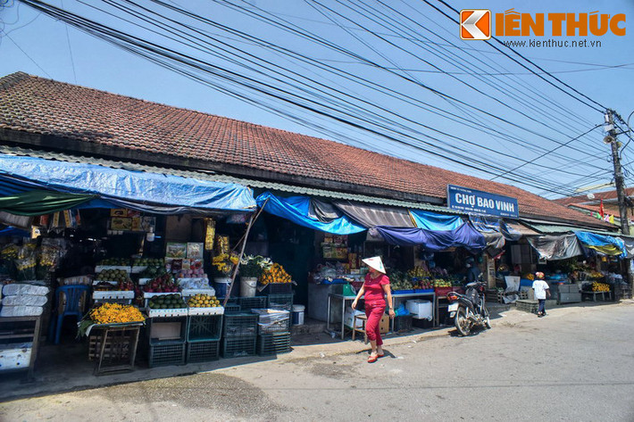 Chợ Bao Vinh nằm giữa phố cổ, là nơi nhộn nhịp nhất của khu phố. Vào dịp giáp Tết, chợ sẽ bày bán những sản phẩm của các làng nghề truyền thống gần đó như hoa giấy làng Thanh Tiên, tượng ông Táo của làng Địa Linh.