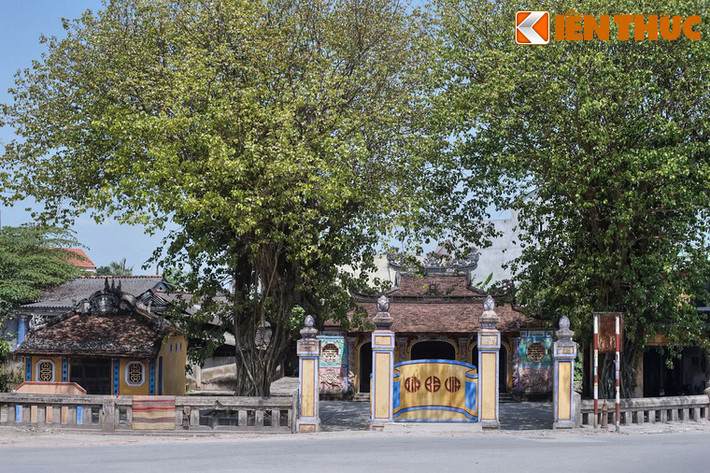 Ngoài các ngôi nhà cổ, phố cổ Bao Vinh còn nhiều di tích lịch sử, nổi bật là đình Bao Vinh nằm ở đầu phố. Ngôi đình có kiến trúc cổ kính, nằm dưới bóng mát của hai cây đa lớn. Đình là nơi thờ Ngài khai canh họ Phạm đồng thời cũng là không gian sinh hoạt cộng đồng.