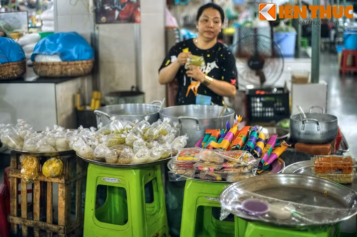 Bên cạnh hải sản, du khách ghé thăm chợ Phan Thiết cũng không nên bỏ lỡ dịp thưởng thức món ăn đường phố hấp dẫn như chè, bánh ướt, bánh canh, mì quảng hay bánh mì xíu mại…