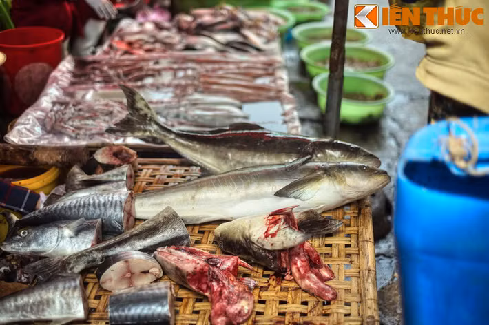 Chợ được xây mới và khánh thành vào năm 2015, với tổng diện tích sử dụng 13.000 m2, có 1.216 quầy và 137 ki-ốt xung quanh khuôn viên. Dù mang diện mạo hiện đại, khung cảnh nhộn nhịp và những nét văn hóa đặc trưng của chợ Phan Thiết vẫn được gìn giữ.