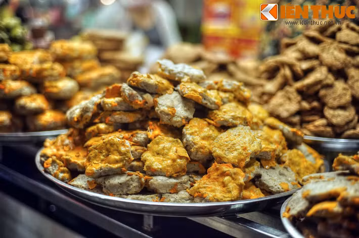 Các loại hải sản khô, đồ chế biến chế biến sẵn, nước mắm bán tại chợ Phan Thiết cũng rất phong phú, thu hút sự quan tâm của nhiều du khách vì các mặt hàng này dễ vận chuyển đường dài hơn các đồ tươi sống.