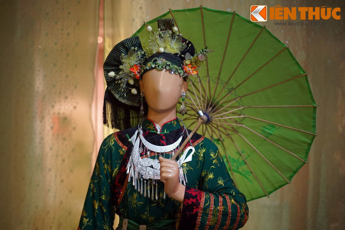 Cô Bé Thượng Ngàn là con út của mẫu Thượng Ngàn. Sắc phục màu xanh tượng trưng cho Nhạc Phủ. Khi giáng đồng Cô Bé thường ban phát lộc, đôi khi cũng làm thuốc chữa bệnh cho người dân.