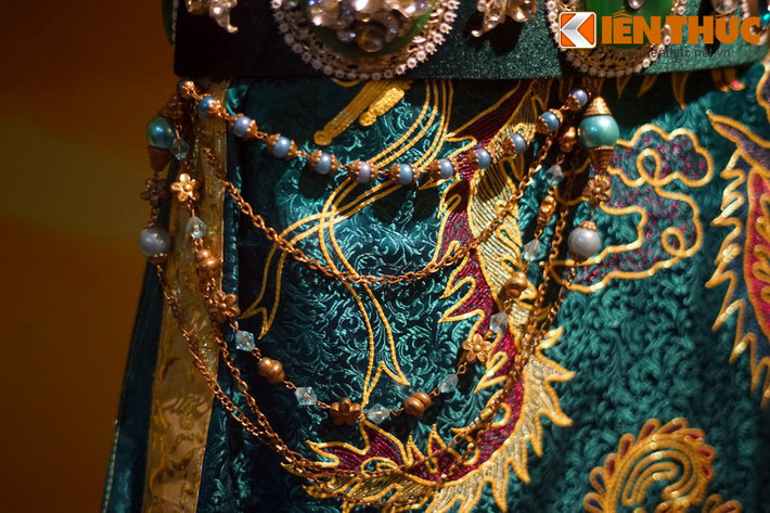 Người thực hiện các giá hầu đồng sử dụng rất nhiều loại trang sức khác nhau, được gia công tinh xảo như thẻ bài dùng trong các giá Quan, cù ngọc dùng trong các giá Quan, giá Hoàng, các loại vòng dùng trong các giá Chầu, giá Cô...