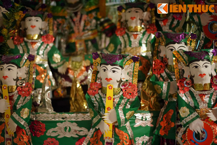 Đồ mã hiến tế cho các giá hầu đồng rất phong phú về chủng loại, mẫu mã, lấy cảm hứng từ các bức tượng mẫu, hoa văn rồng, phượng tại các ngôi đền.