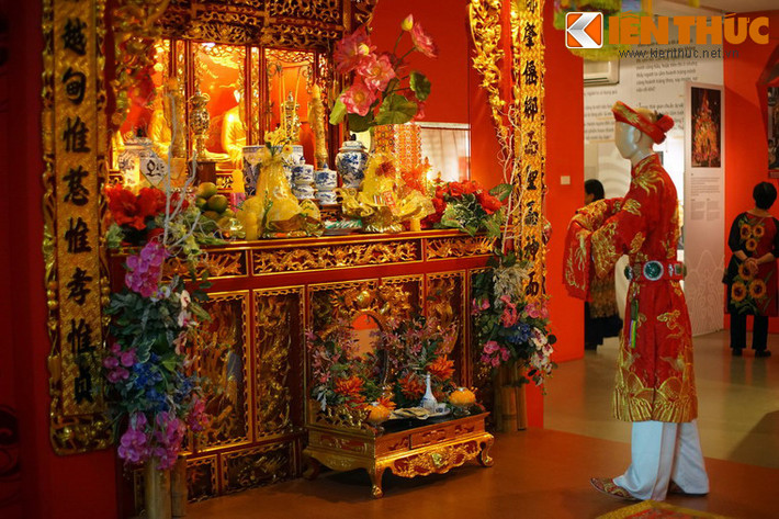 Trong quan niệm của đạo thờ Mẫu, Mẫu ngự trên ban thờ, nơi người dân đến dâng lễ, xin lộc. Ban thờ luôn giữ được sự sạch sẽ, tôn nghiêm. Chiếu hầu trước ban thờ là nơi ông đồng, bà đồng tổ chức các vấn hầu - nghi lễ chính của tín ngưỡng thờ Mẫu. Bàn loan phía dưới dùng để nước, rượu dâng Thánh và để Thánh ngắm mình khi về ngự.