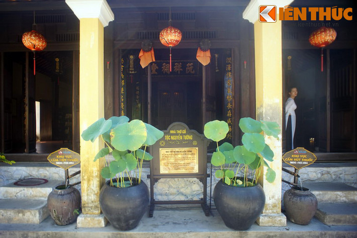 Mặt tiền nhà có hai bậc tam cấp nằm ở hai bên, một bên dành cho nam một bên dành cho nữ theo quan niệm xưa.