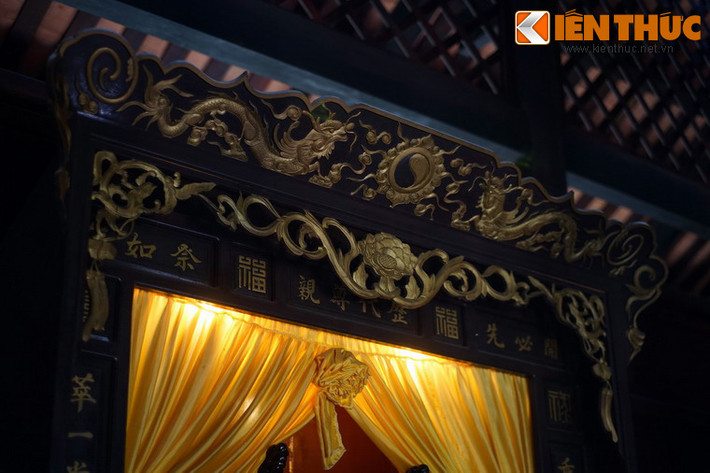 Đồ nội thất và các kết cấu gỗ của ngôi nhà do nghệ nhân làng mộc Kim Bồng - Hội An thi công với sự tinh tế và tính thẩm mỹ rất cao.